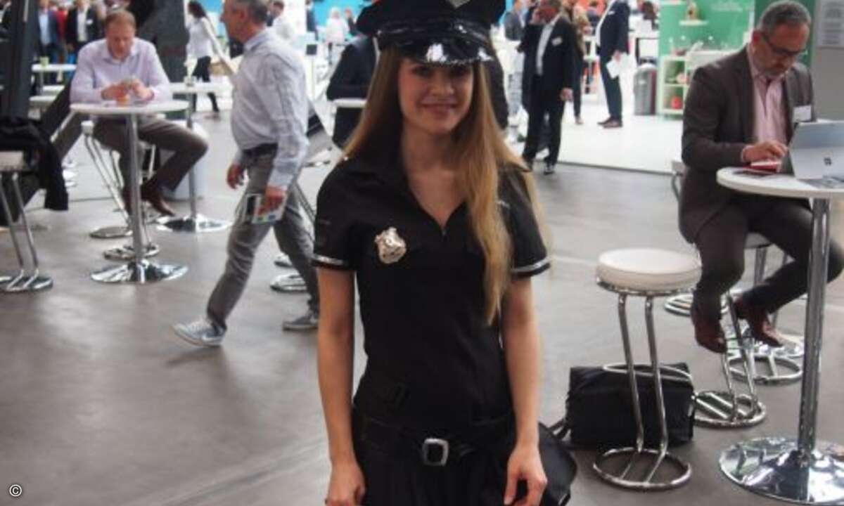 ...oder Polizistinnen Infomaterial einholen (Bild: CRN)