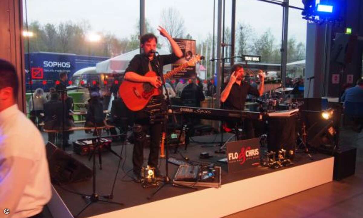 Auf der Abendveranstaltung gab es Live-Musik in mehreren Areas, zusätzlich zum Buffet sorgten Food-Trucks für Leckereien (Bild: CRN)