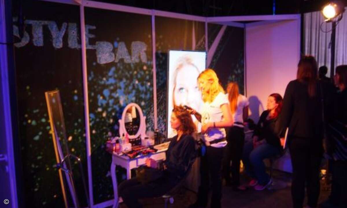 Wer sich noch schnell aufhübschen wollte, besuchte die Style Bar... (Bild: CRN)