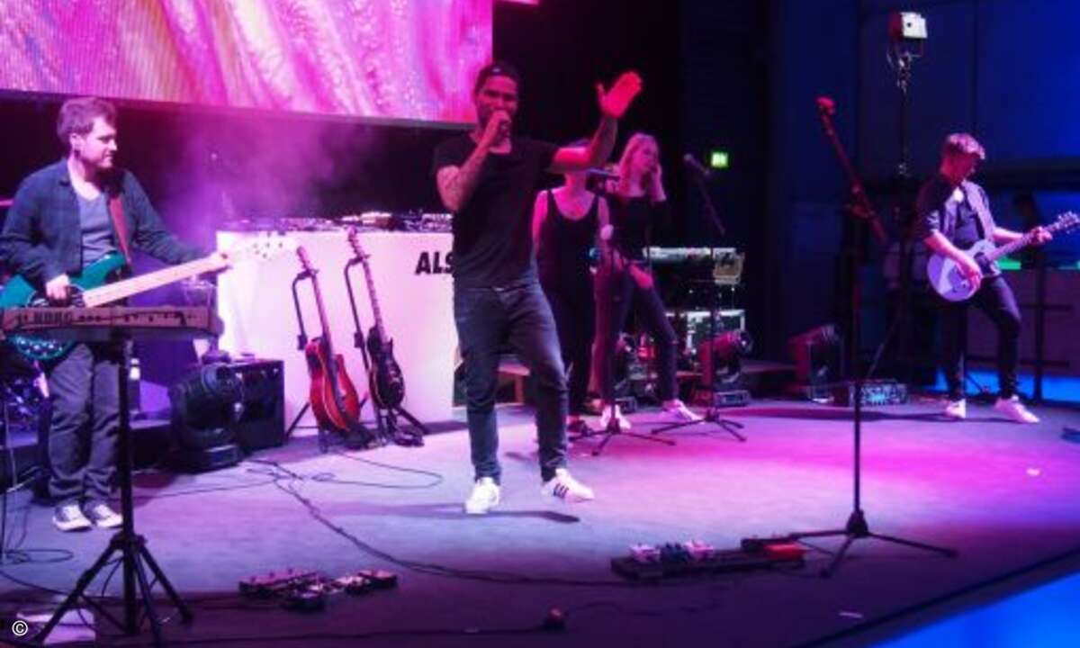 Auf der Hauptbühne heizten Bands den Gästen bis in die frühen Morgenstunden ein (Bild: CRN)