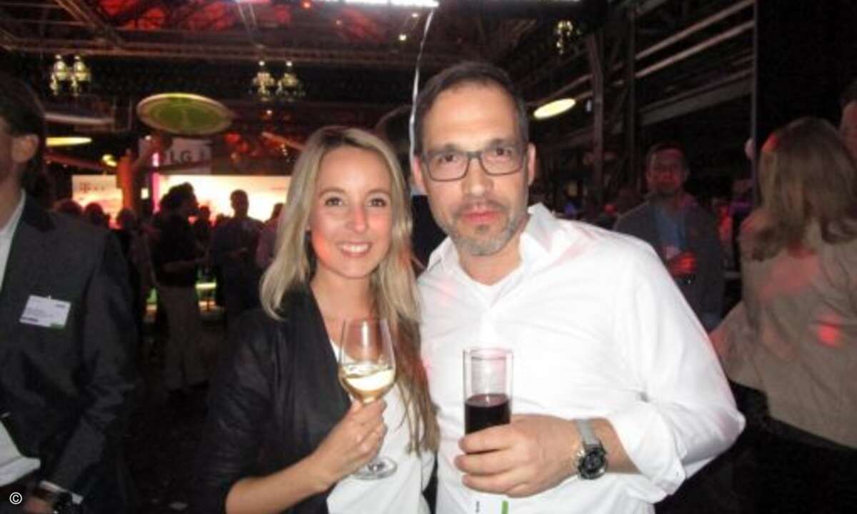 Hier stoßen Deborah Wohter (APC Schneider) und Mark Lechelt (Also) auf eine gelungene CTV an (Foto: CRN)