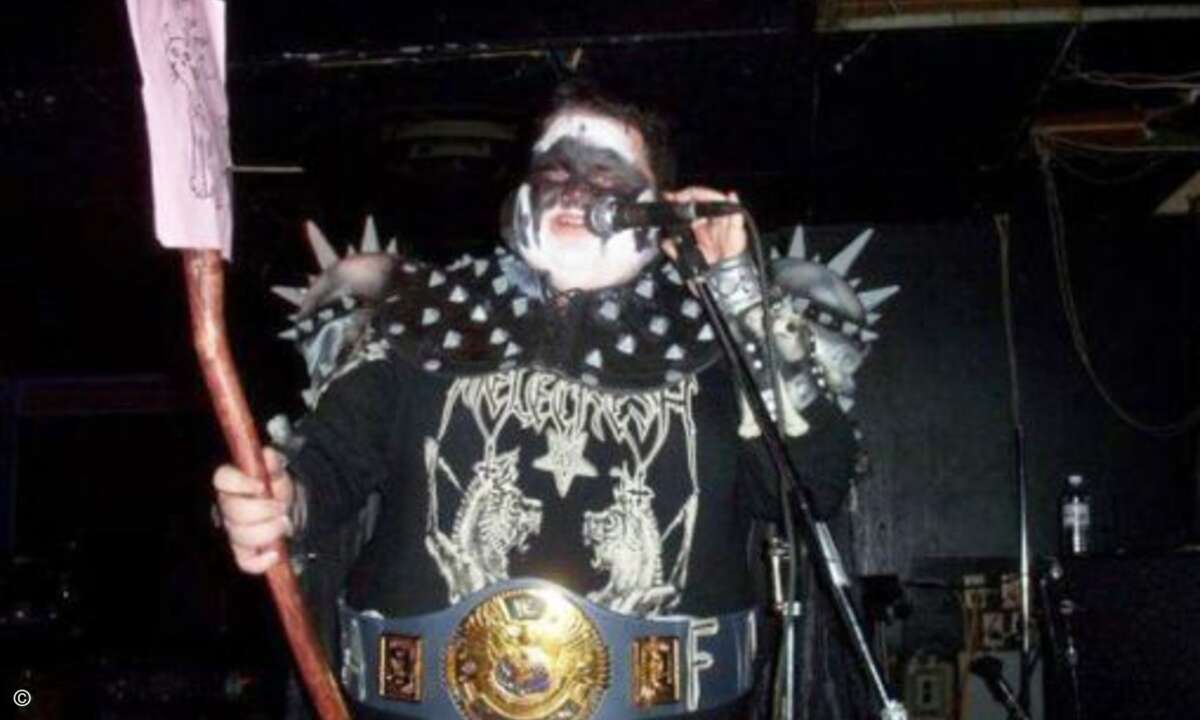In seiner Freizeit frisst der böse Metaller... (Screenshot sadanduseless.com)