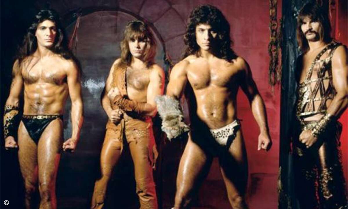 ..und spielt Conan-Filme nach (Screenshot sadanduseless.com)