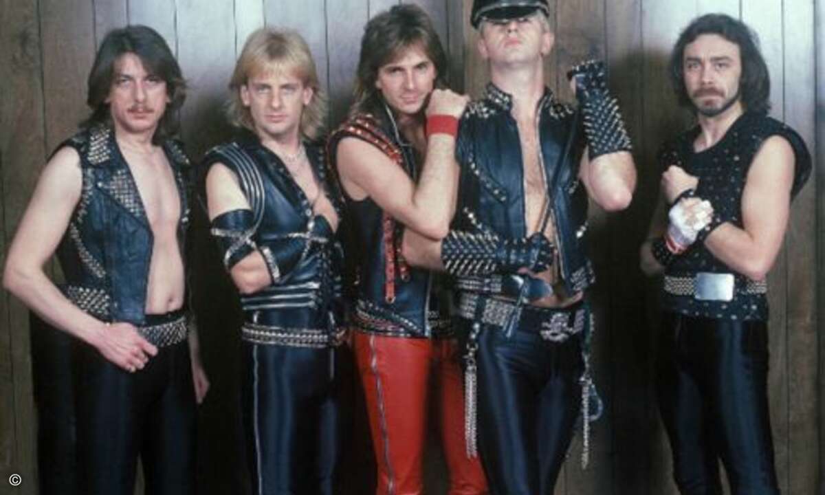 Dieses Foto beweist eindrücklich, dass die eigentlichen Erfinder der Gayparade in der Metal-Szene zu suchen sind (Screenshot sadanduseless.com)