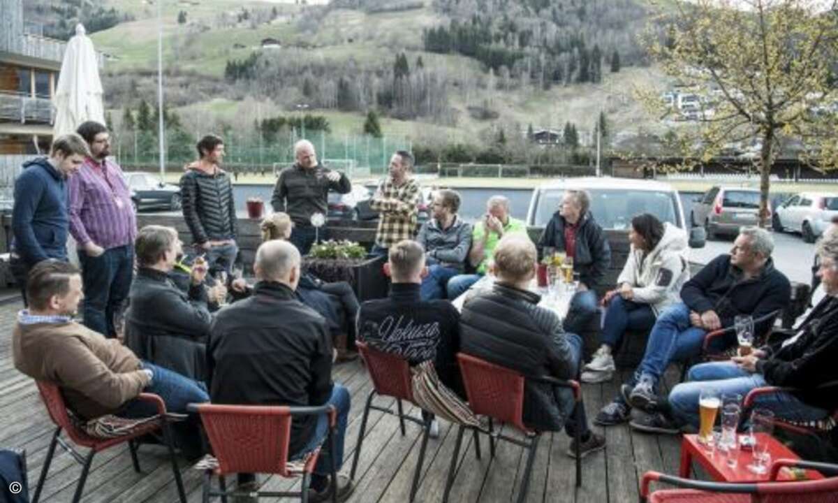 Direkt nach der Ankunft ging es auf der Hotelterrasse mit dem Netzwerken los (Foto: Marcel Lämmerhirt / SanDisk)