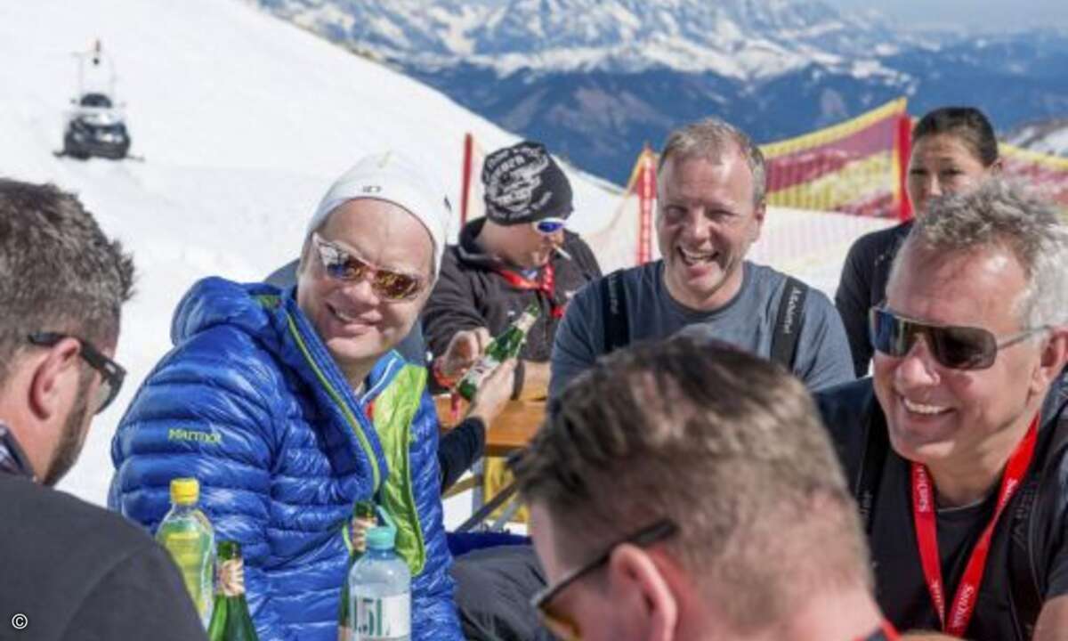 Gut gelaunte Skifahrer genießen die Mittagssonne (Foto: Marcel Lämmerhirt / SanDisk)