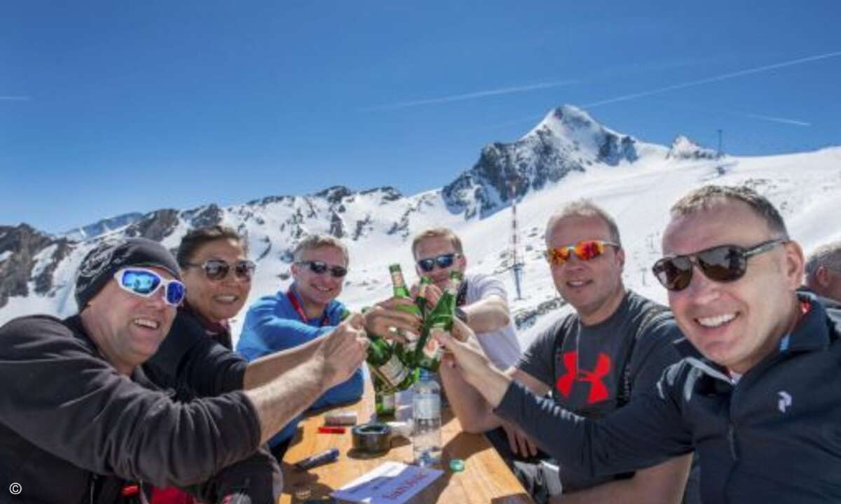 Bernd Tillmann (Tarox), Miriam Franke (SanDisk), Thomas Jell (TP-Link), Holger Haas (EP) , Markus Endejan (Memoryworld) und Kurt Skupin (WEKA Fachmedien) stoßen auf ein gelungenes Ski-Event an (Foto: Marcel Lämmerhirt / SanDisk)