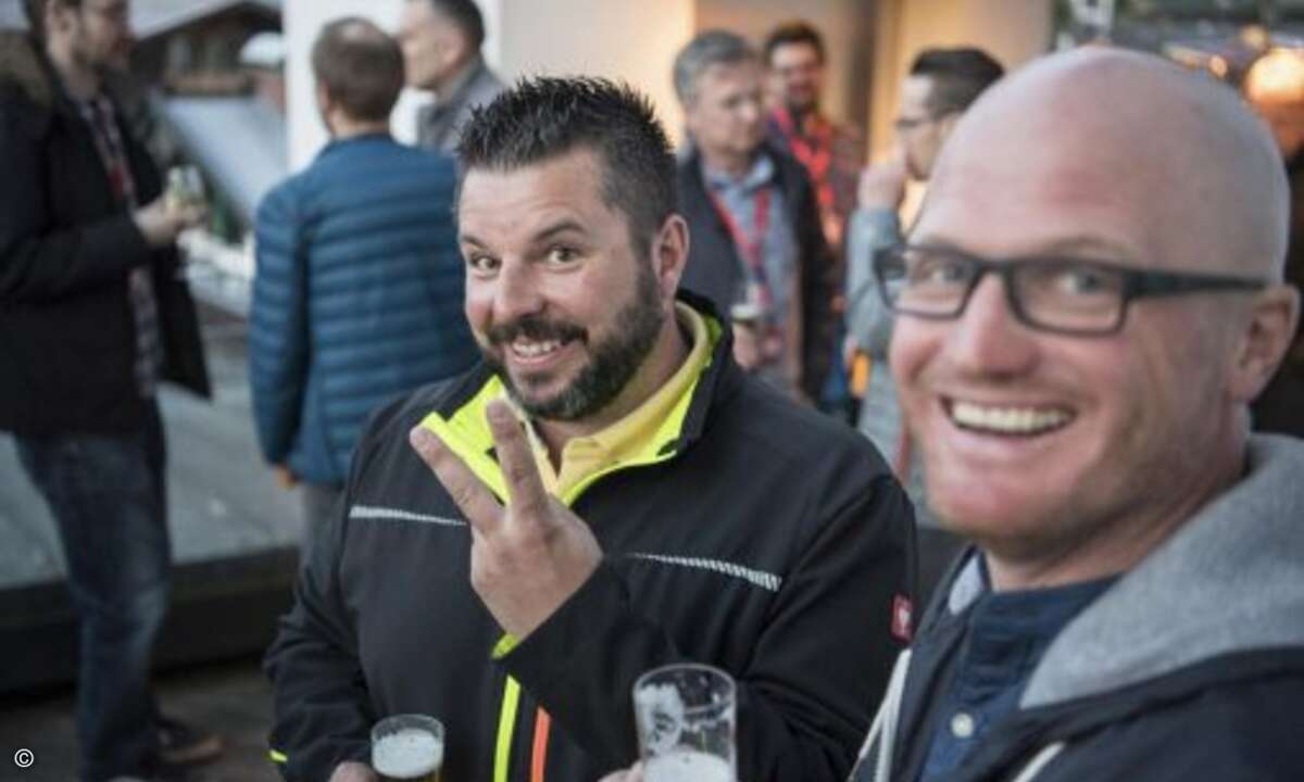 Marco Ernst (Conrad, links) tauscht sich mit einem der Skilehrer aus (Foto: Marcel Lämmerhirt / SanDisk)