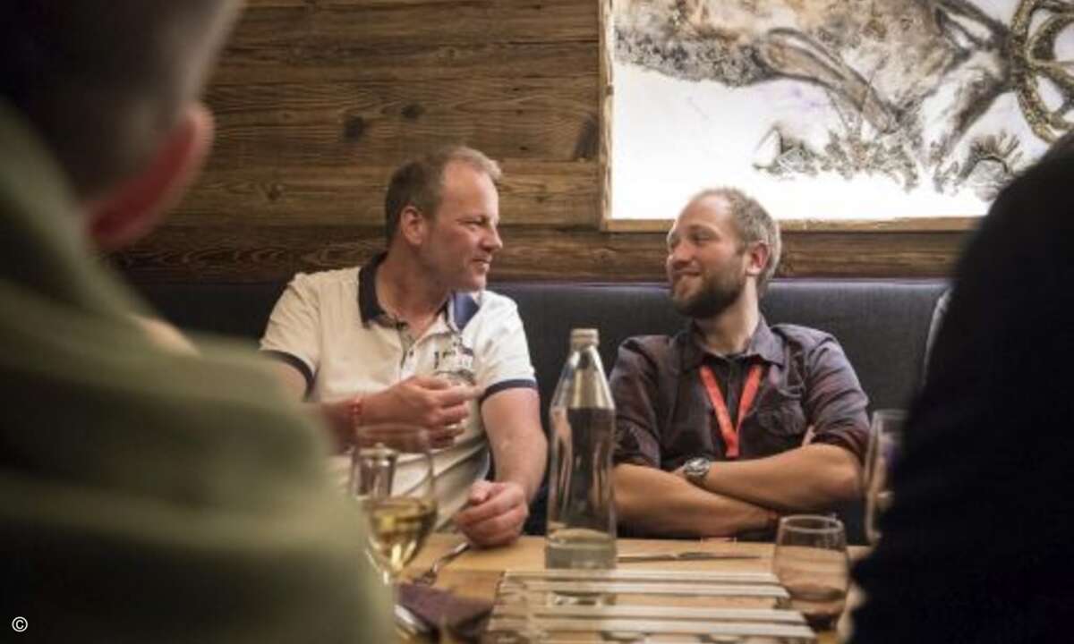Markus Endejan (Memoryworld) und Peter Tischer (CRN) schwelgen in der Vergangenheit (Foto: Marcel Lämmerhirt / SanDisk)