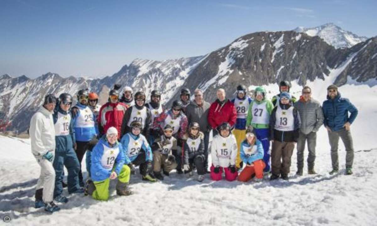 Noch ein Gruppenbild kurz vor dem Skirennen (Foto: Marcel Lämmerhirt / SanDisk)