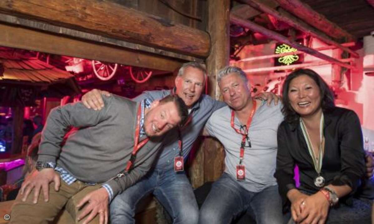Marcus Gornowicz (SanDisk), Jörg Reimann (UFP), Alex Fürst (Rackspace) und Miriam Franke (SanDisk) genießen den Abend (Foto: Marcel Lämmerhirt / SanDisk)