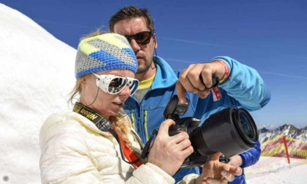 Die Aufnahmen wurden gleich vom Profi begutachtet (Foto: Marcel Lämmerhirt / SanDisk)