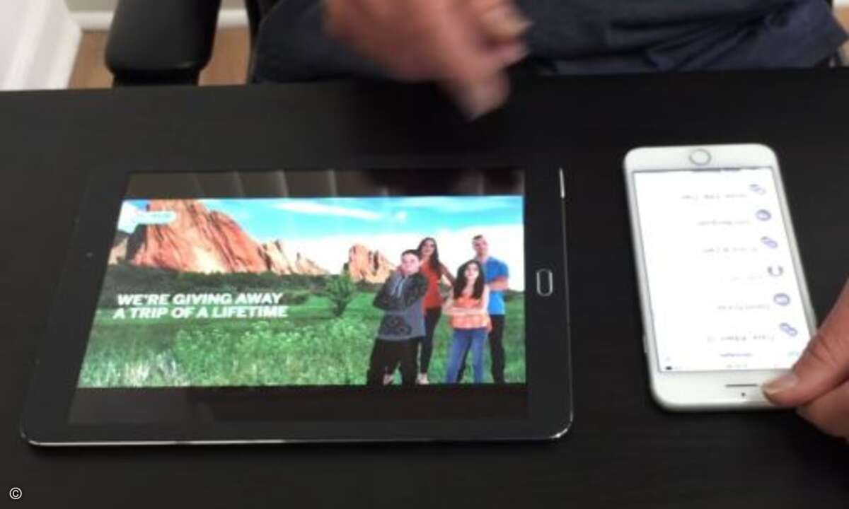 Das Smartphone kann trotzdem parallel ungehindert weiterbenutzt werden (Foto: Transcendent Designs)