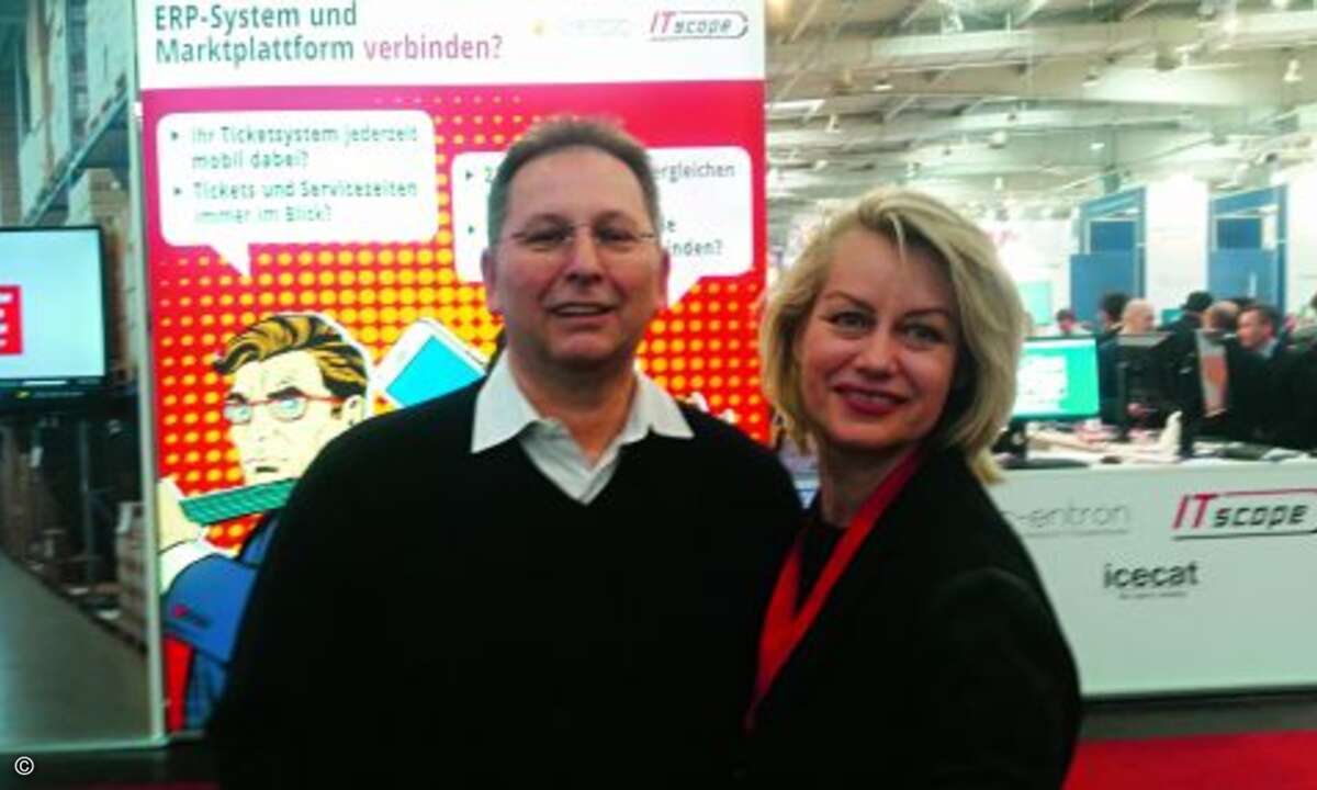 Überraschungsbesuch in der CRN-CeBIT-Redaktion: Hans-Dieter Wysuwa (früher Fujitsu) mit Michaela Wurm (CRN) (Bild: CRN)