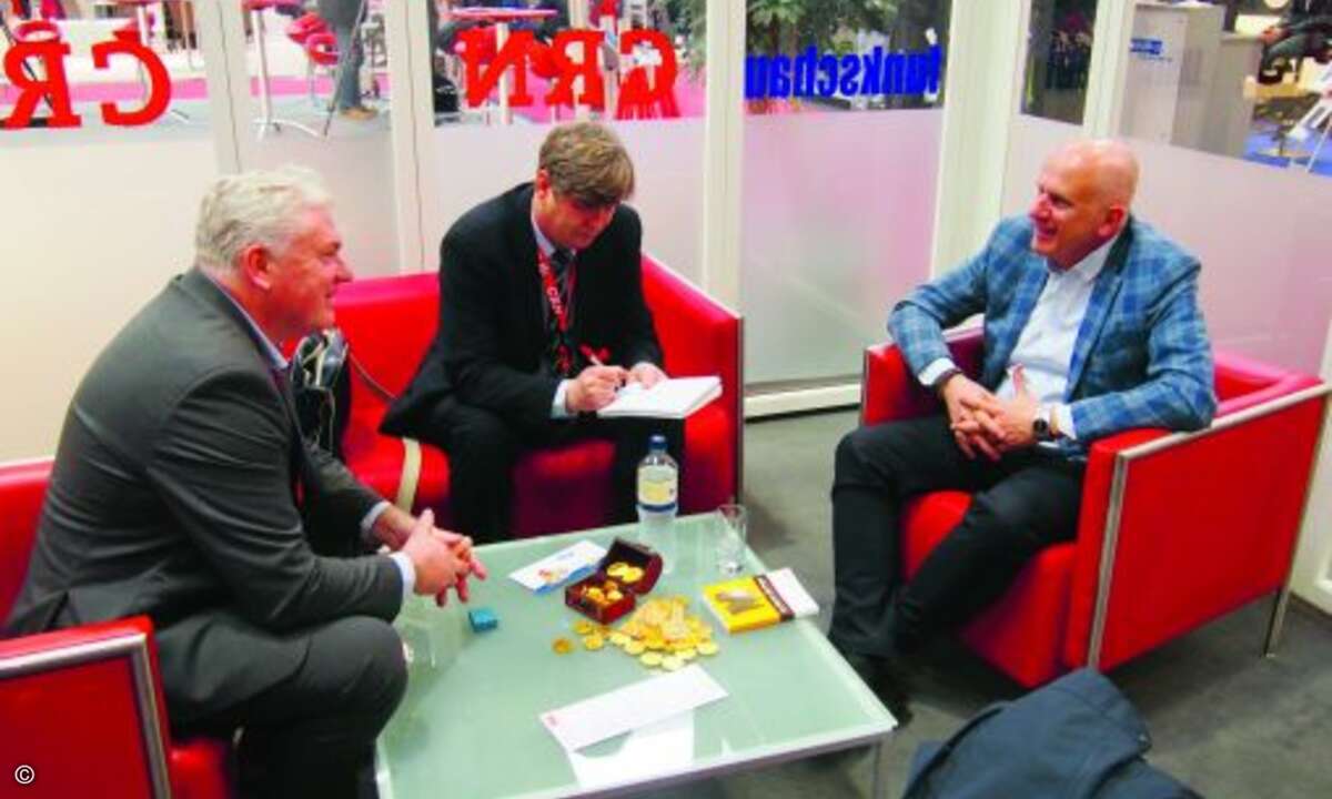 CRN-Chefredakteur Martin Fryba (li.) und Samba Schulte (CRN) im Interview mit Tech Data-Chef Michael Dressen (re.) (Bild: CRN)
