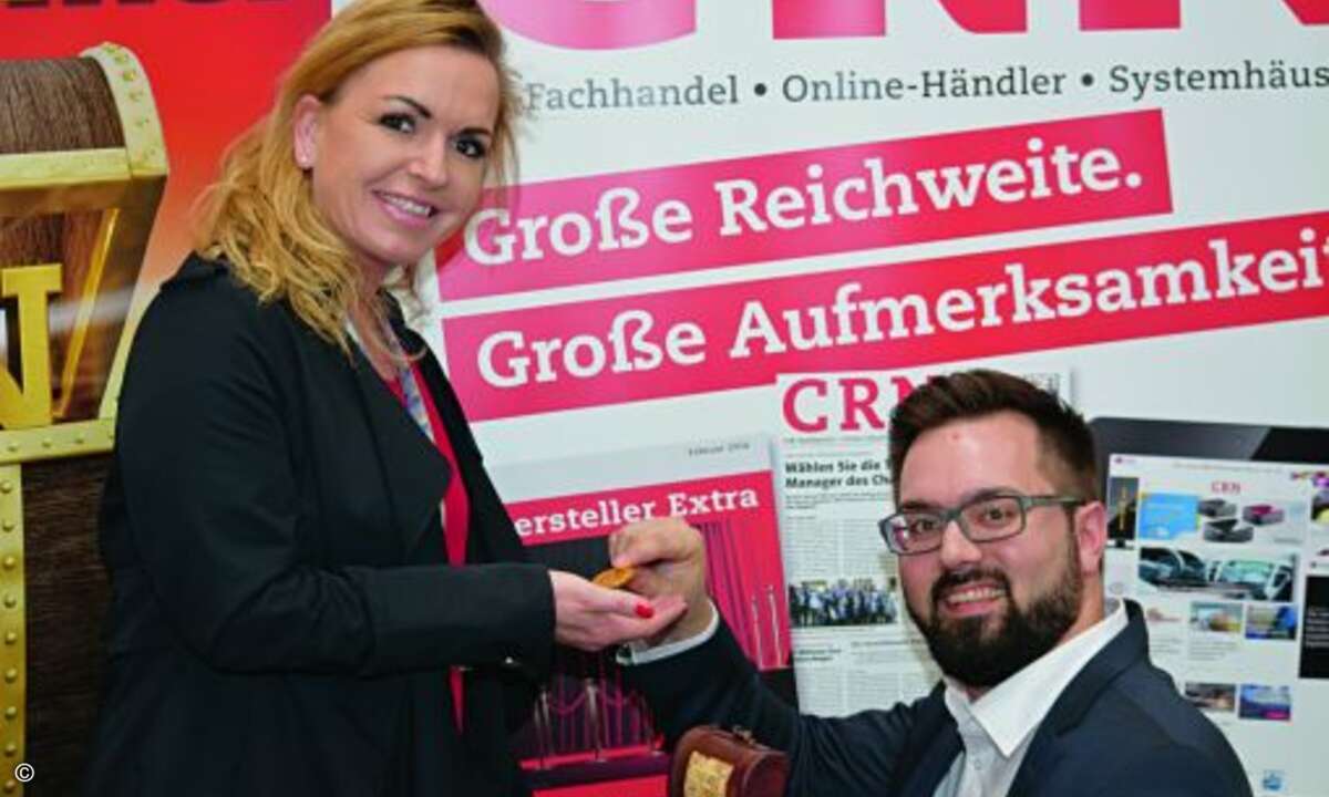 So charmant wie von Christian Schiffers (Zyxel) wird Carolin Schlüter (CRN) wohl selten beschenkt (Bild: CRN)
