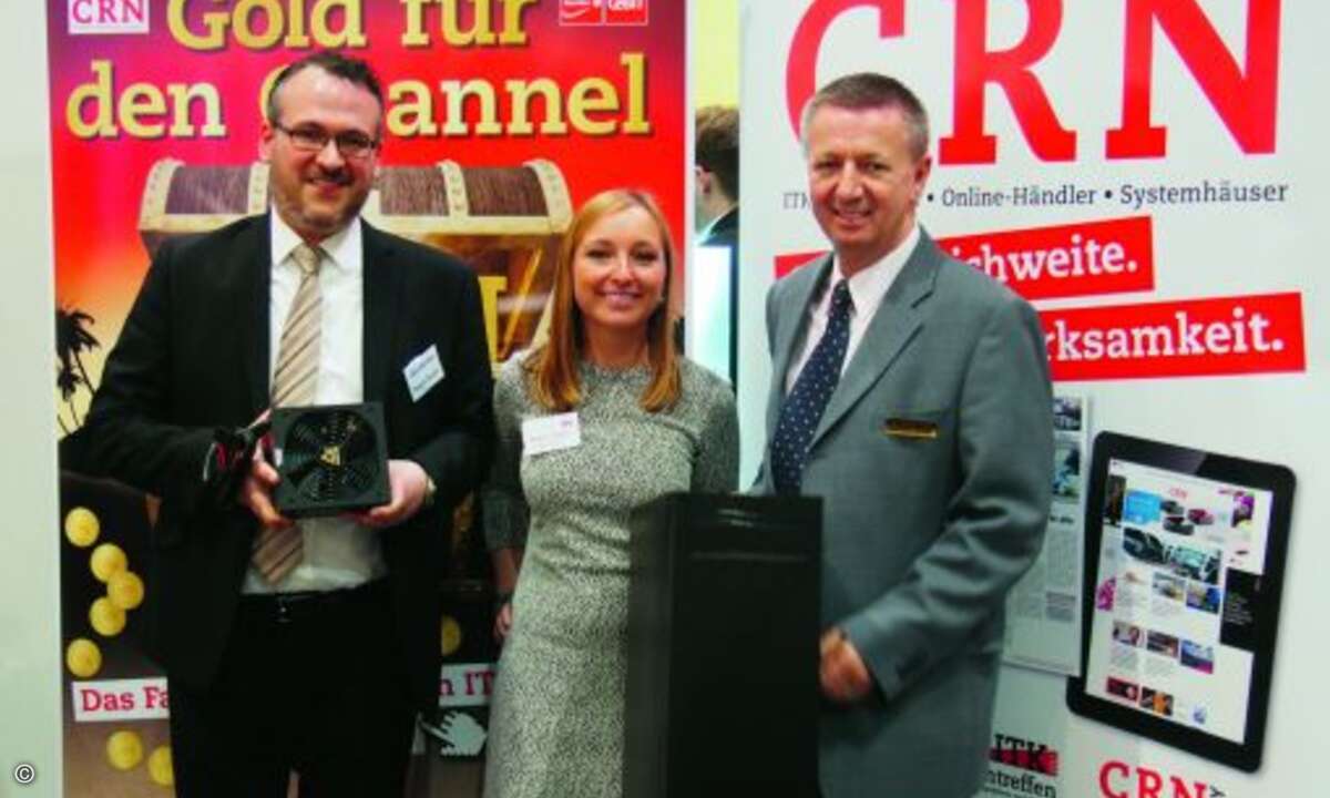 Malina Colombo (CRN), eingerahmt von Antonio Navarro, li., und Andreas Zymla (beide Arena Electronic), die Produkte ihrer Marke Chieftec mitbrachten (Bild: CRN)