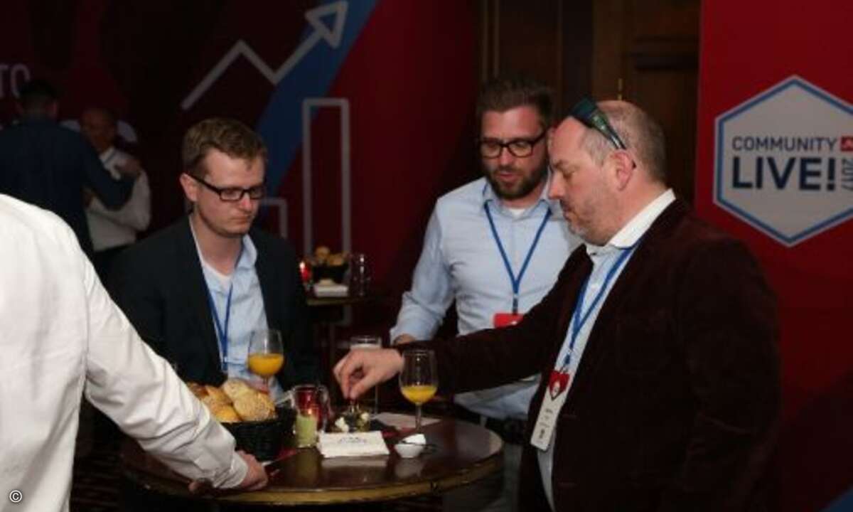 Kleine Stärkung zwischendurch (von li.): Sebastian Göpfert, Alexander Ascherl – SanData, Max Pfister – Niteflite Networxx (Foto: Autotask)