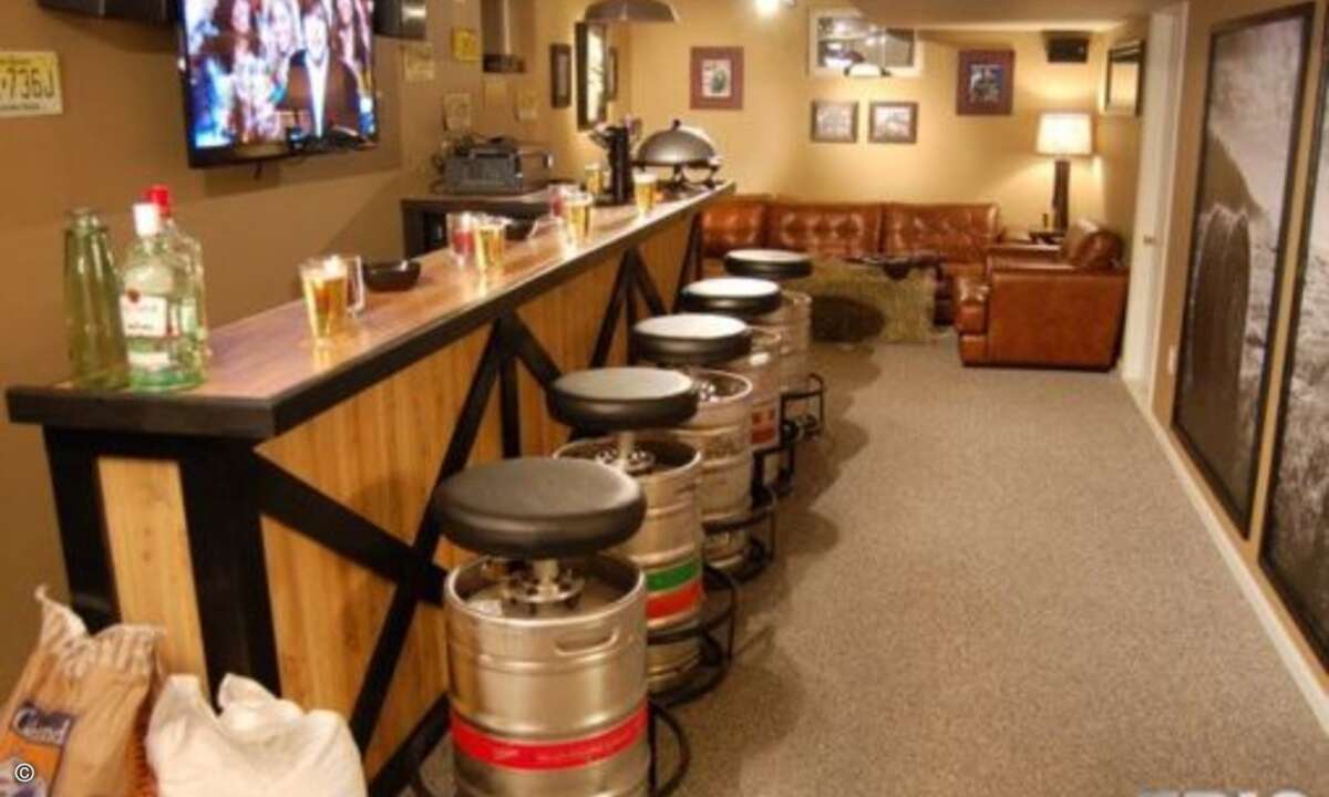 Ein weiteres wichtiges Element in vielen Man Caves ist die eigene Bar. Sie kann entweder ganz rustikal ausfallen... (Foto: Pinterest)