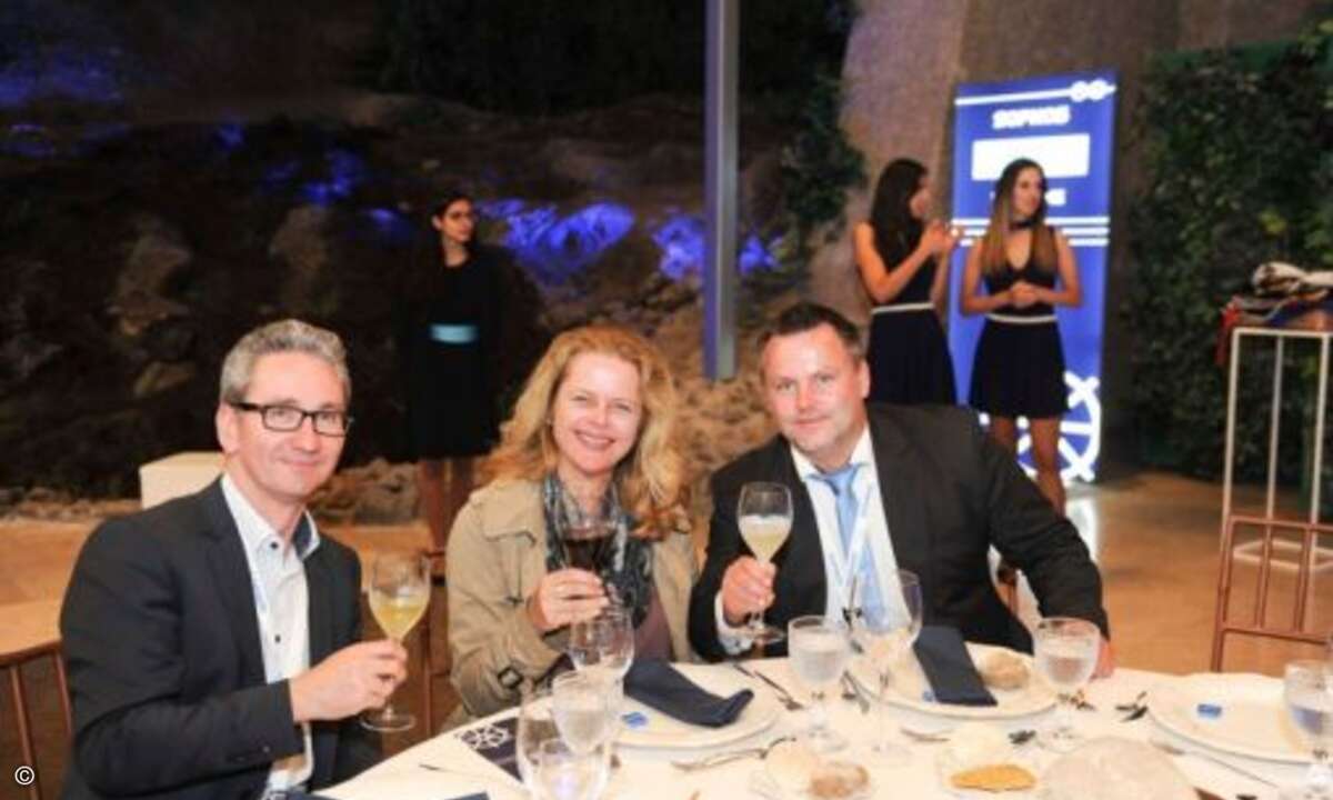 Benjamin Schwitzer (OAS AG), Martina Huster (araneaNET) und Marco Herrmann (Sophos) genossen den Abend (Foto: Sophos)