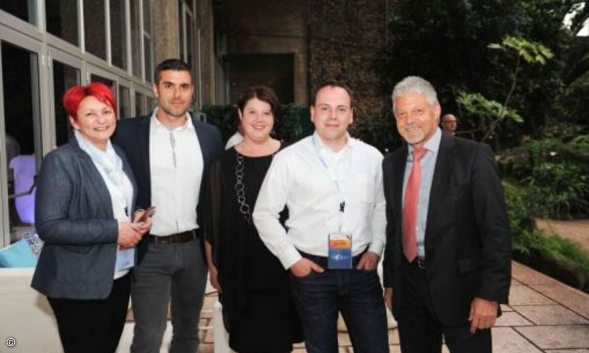 Violetta Dindic (Helmich), Welat Grigoleit (Sophos), Claudia Haymann (Sophos), Kay Schult (Medialine) und Karl-Heinz Warum im Gespräch (Sophos) (Foto: Sophos)