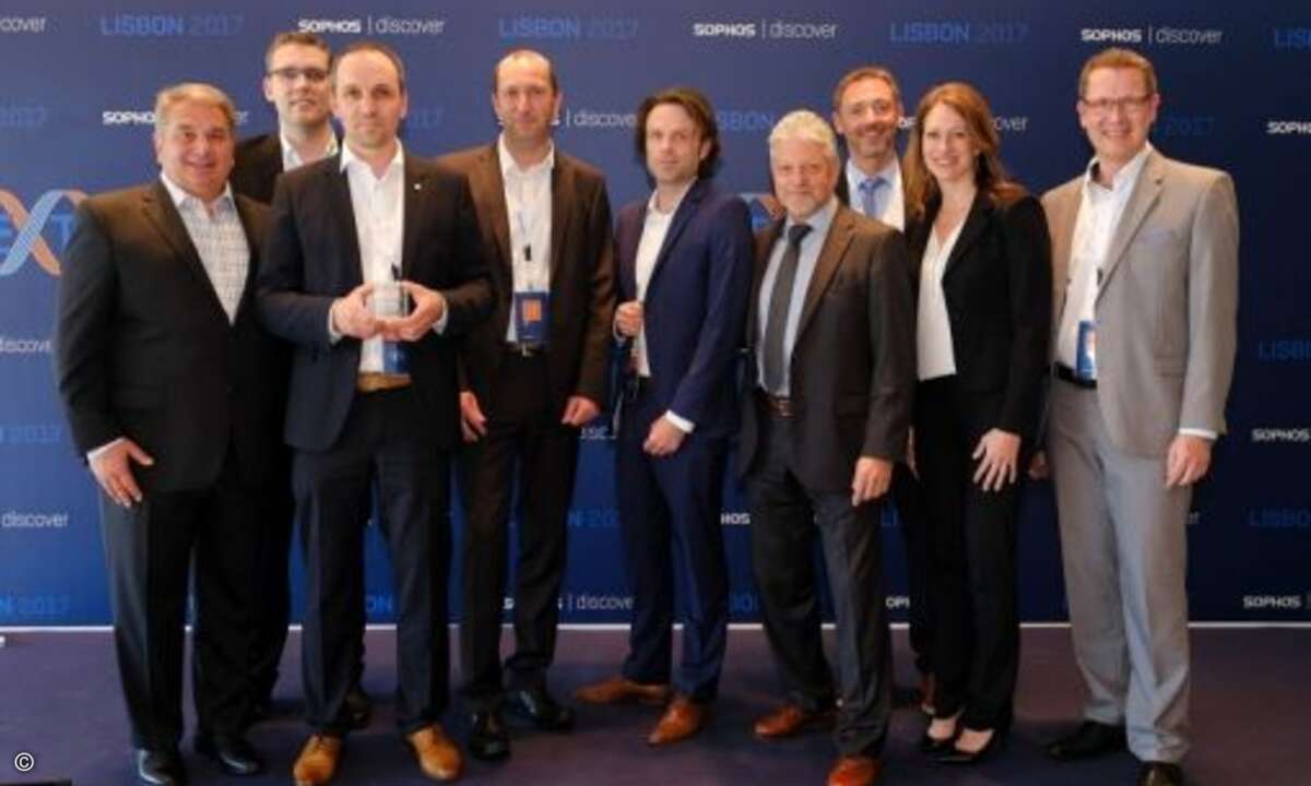 Die erfolgreichsten Partner wurden auf der Veranstaltung ausgezeichnet, hier freut sich das Bechtle-Team über den »Top Perfomer of the Year«-Award (Foto: Sophos)