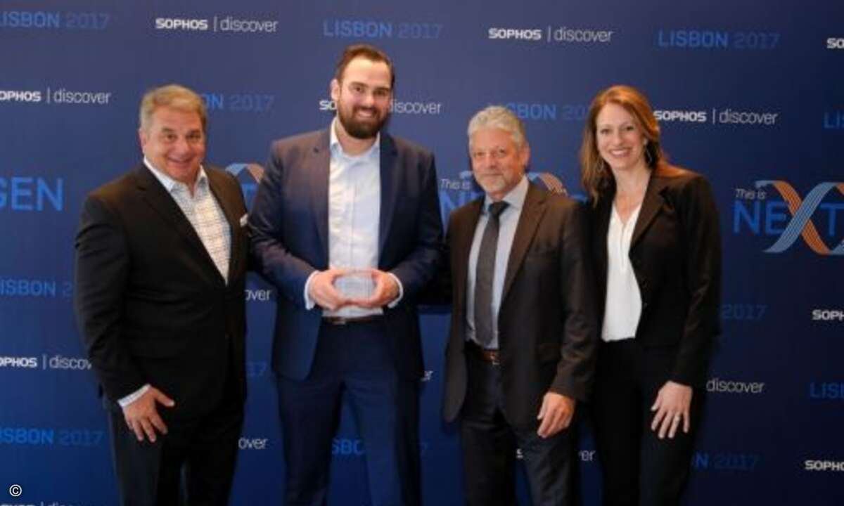 Lars Arndt von MarcanT (2.v.li.) bekam vom Sophos-Team Mike Valentine, Karl-Heinz Warum und Kendra Krause den Award als »New Partner of the Year« überreicht (Foto: Sophos)