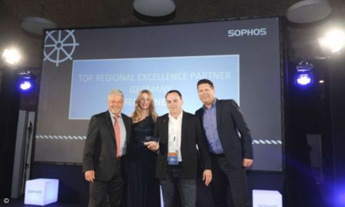 Kai Schult (2.v.r.) mit der »Top Regional Excellence«-Auszeichnung für Medialine, zusammen mit Karl-Heinz Warum, Carina Spina und Helmut Nohr (alle Sophos) (Foto: Sophos)