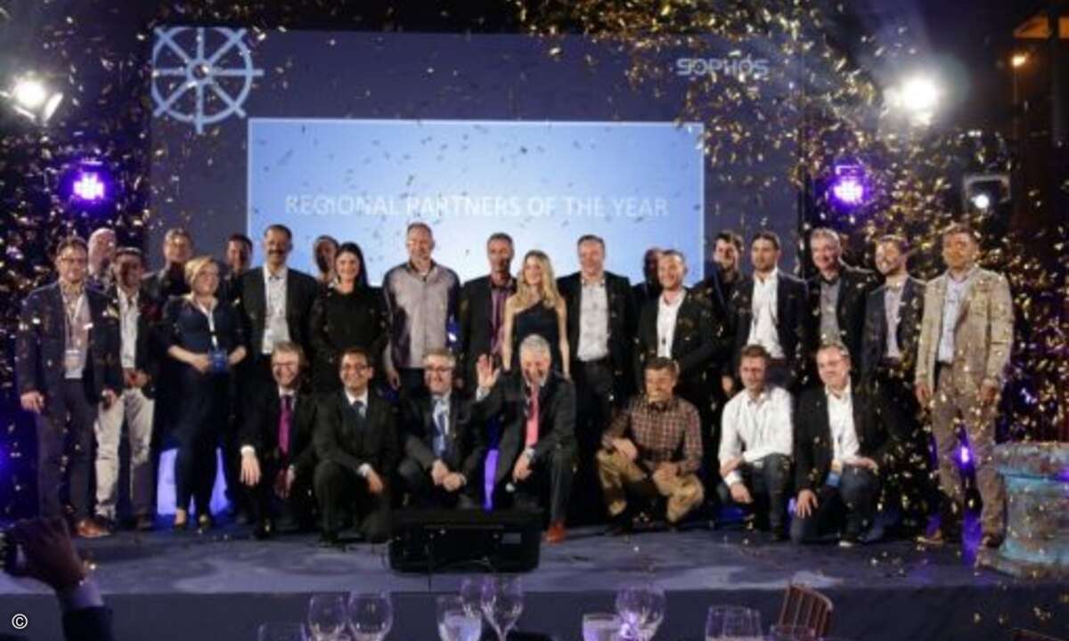 Konfettiregen für die versammelten Preisträger (Foto: Sophos)