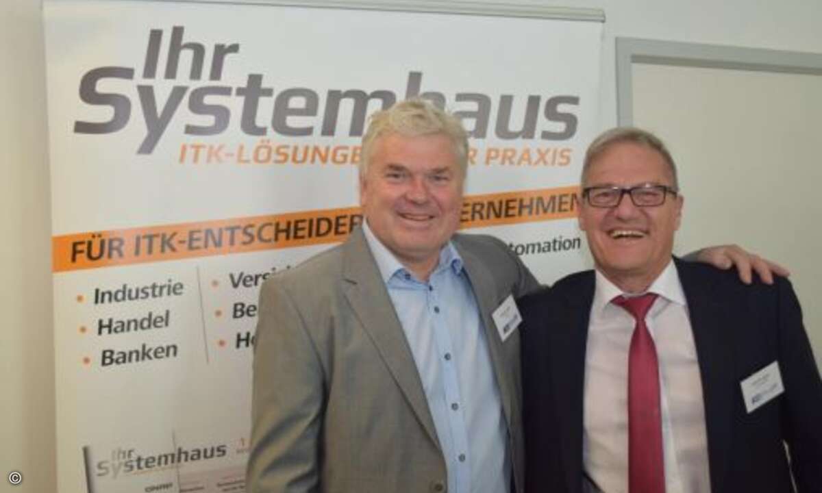 CRN-Chefredakteur Martin Fryba begrüßt Karsten Agten vom Systemhaus IT-On.NET (Foto: CRN)