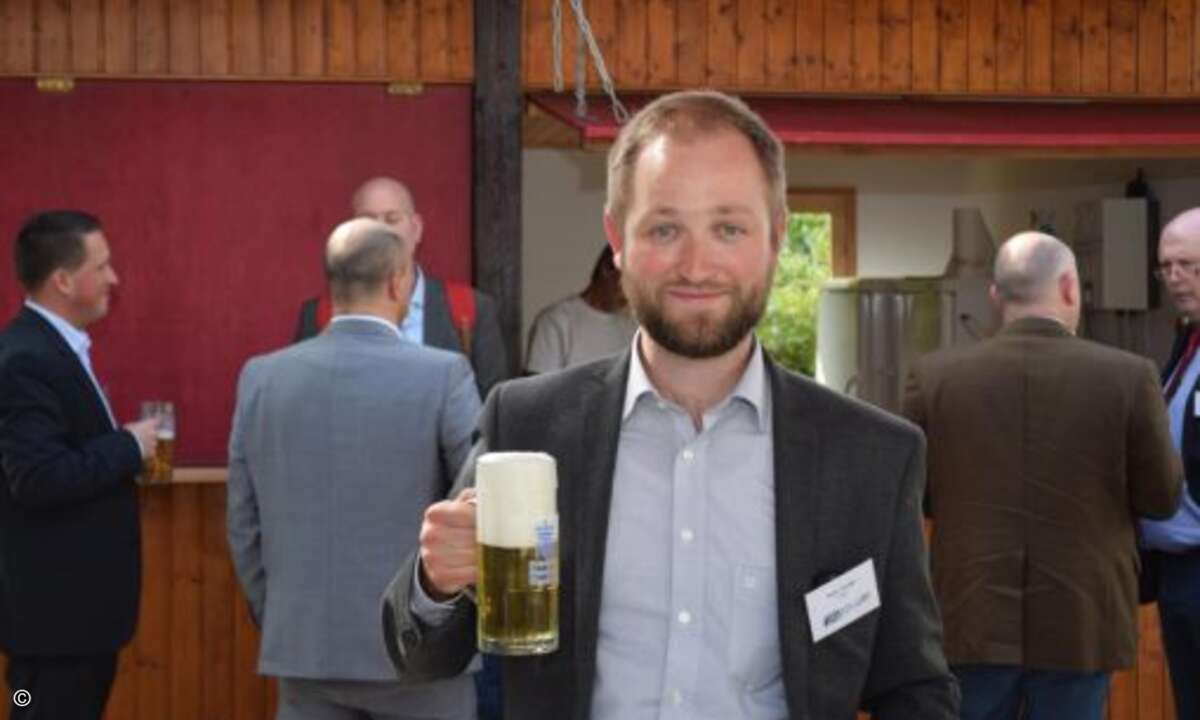 CRN-Redakteur Peter Tischer kostete schonmal das gute Bier vom Fass vor (Foto: CRN)