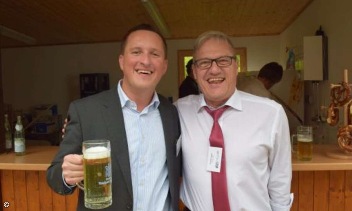 Simon Berger und Karsten Agten beim Prosit (Foto: CRN)