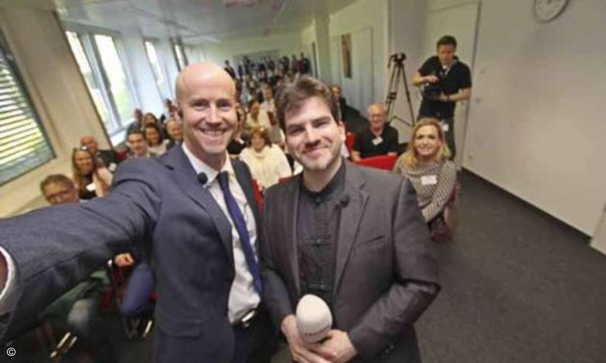 Einmal mehr folgten die Branchengrößen dem Ruf zum traditionellen ITK-Media Summit in den Verlagshallen der WEKA FACHMEDIEN.Das Highleight war der Vortrag des Referenten-Dreamteams Matthäus Hose (Verlagsleiter WEKA FACHMEDIEN) und Prof. Dr. Matthias