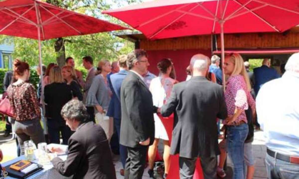 Anschließend war Networking bei strahlendem Sonnenschein im verlagseigenen Biergarten angesagt (Bild: CRN)