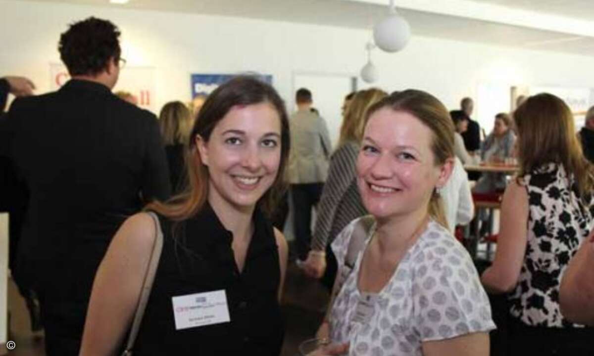 Barbara Mieth (Schwarz PR) und Silke Stumvoll (Axis Communications) (Bild: CRN)