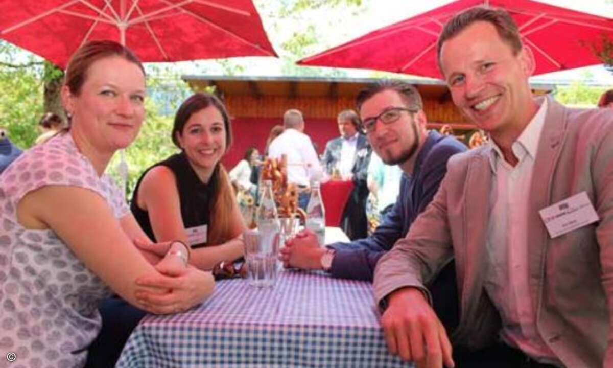 Silke Stumvoll (Axis Communications) und Barbara Mieth (Schwarz PR) im Gespräch mit Axel Pomper und Eric Weis (funkschau) (Bild: CRN)