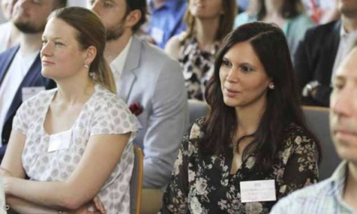 Silke Stumvoll (Axis Communications) und Bianca Koch (Firefly Communications) (Bild: CRN)