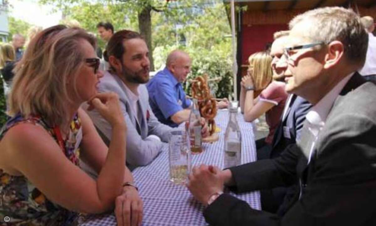 Michaela Wurm (CRN) und Hans-Jürgen Schneider (DexxIT) beim fachlichen Austausch