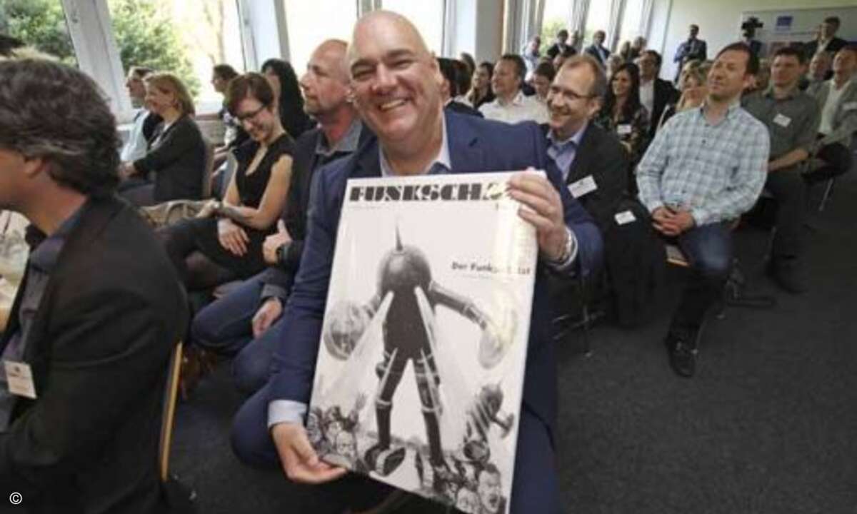 Oliver Gorges freut sich über ein geschenktes Funkschau-Titelbild-Poster (Bild: CRN)