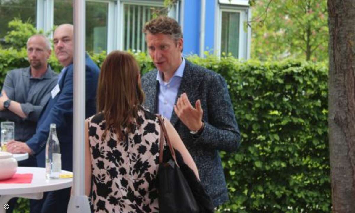 Natascha Schüßler (Schneider Electric) und Ralf Riba (Riba Business Talk) (Bild: CRN)