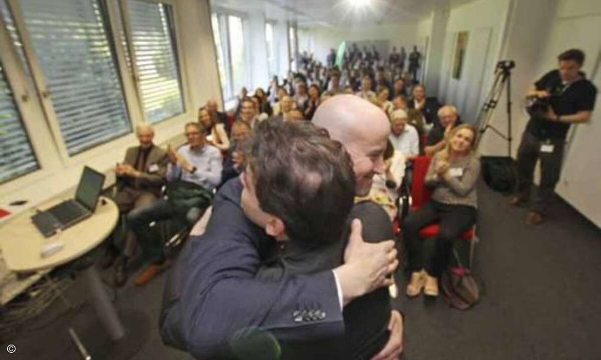 Eine Umarmung zum Schluss (Bild: CRN)