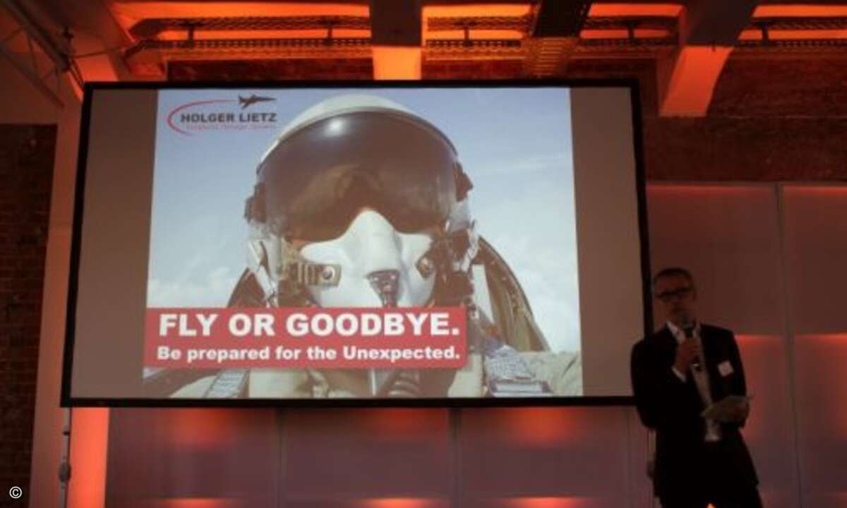 DACH-Chef Michael Haas eröffnete die Veranstaltung und leitete zur Keynote »Fly or Goodbye – Be prepared for the Unexpected« von Kampfpilot Holger Lietz über (Foto: Watchguard)