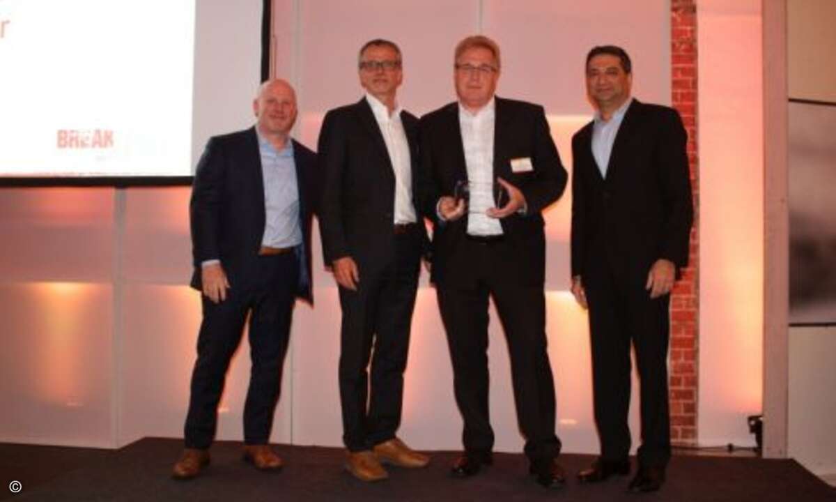 Erich Striedacher von ACP IT Solutions (2.v.r.) mit einer der begehrten Auszeichnungen und dem Watchguard-Team (Sean Price, Michael Haas und Prakash Panjwani) (Foto: Watchguard)