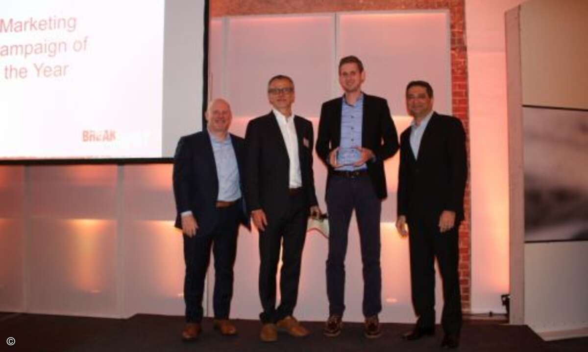 Sales-Chef Sean Price, Michael Haas und Watchguard-CEO Prakash Panjwani überreichten Jan Eike Carstens (2.v.r.) von der Sievers Group einen Partner-Award (Foto: Watchguard)