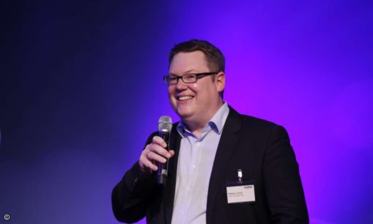 ...und wurde vom fast ebenso eloquenten Vertriebschef Matthias Schach bei der Moderation tatkräftig unterstützt (Foto: Brother)