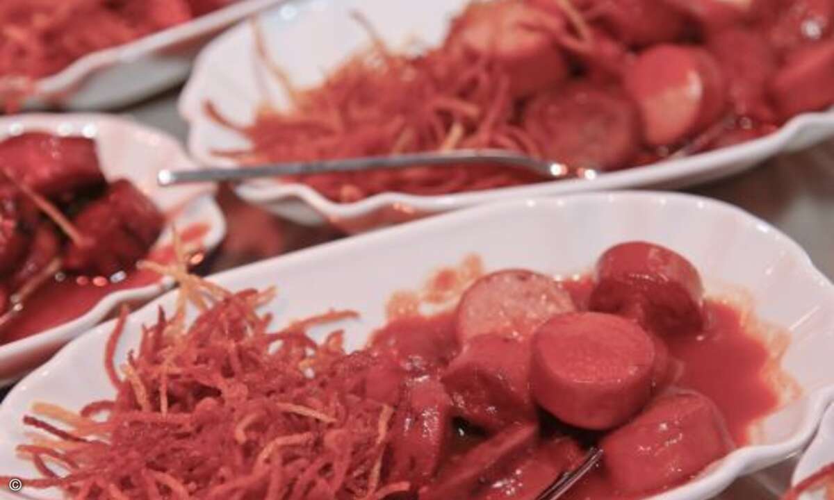 Gegen Mitternacht gab es noch raffinierte Currywurst auf Kartoffelstroh (Foto: Brother)