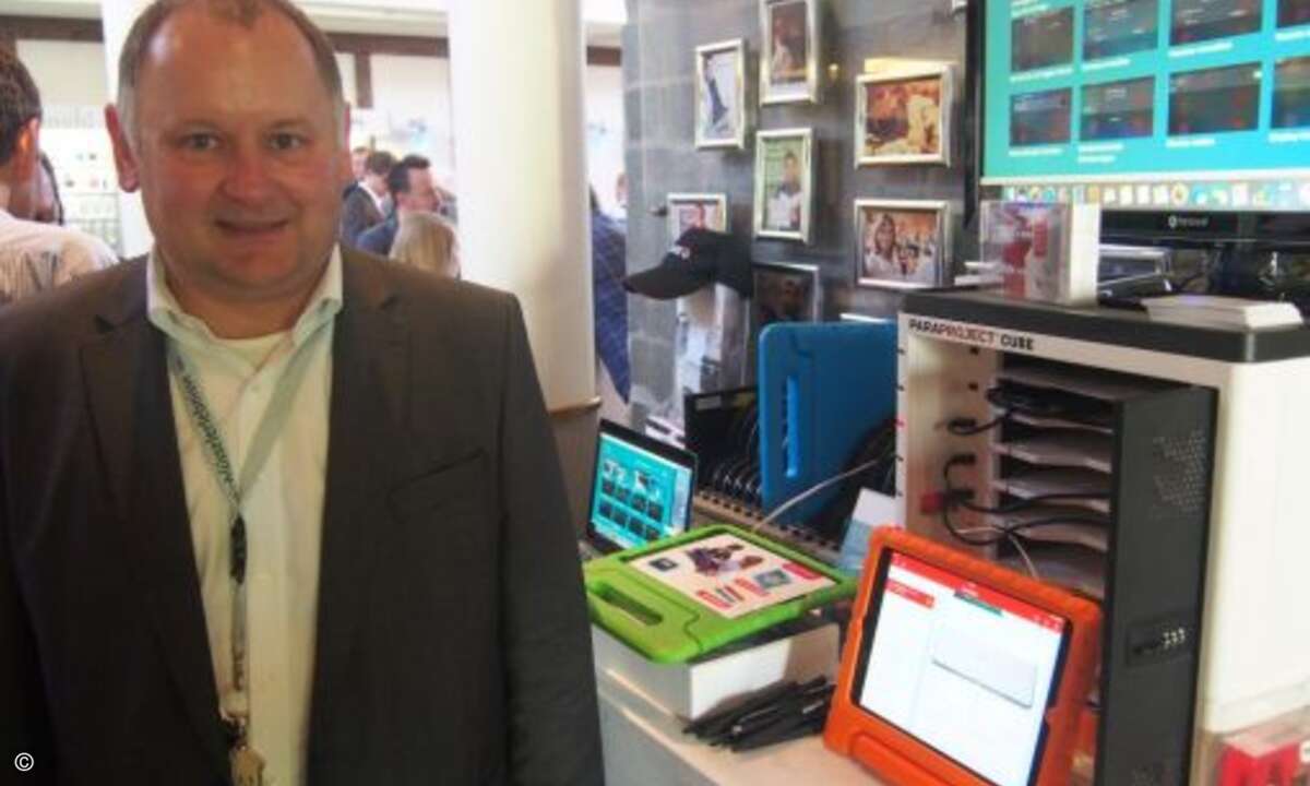 Engelbert Fesl von Parat mit Transportlösungen für Tablets und Laptops (Bild:CRN)