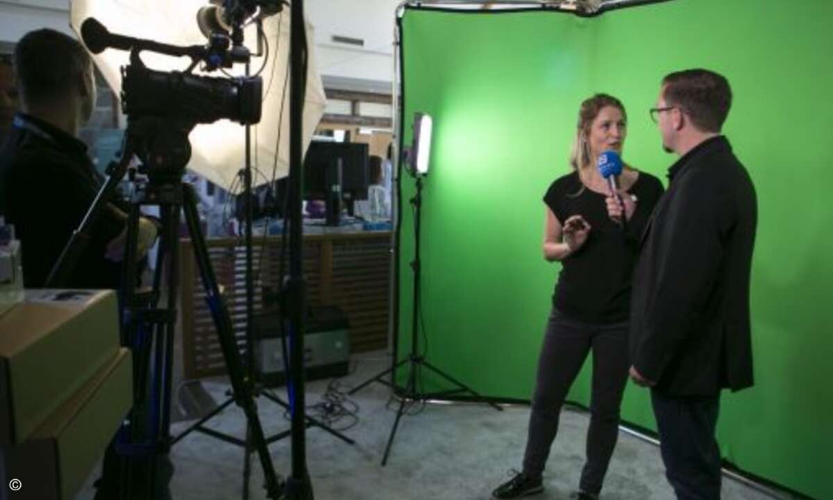 Kim Janssen, Produktmanager Comline, Annalisa Fedeli, Country Manager - Tucano SRL im Gespräch auf der Apple Creative Area (Bild: Nona Arabuli)