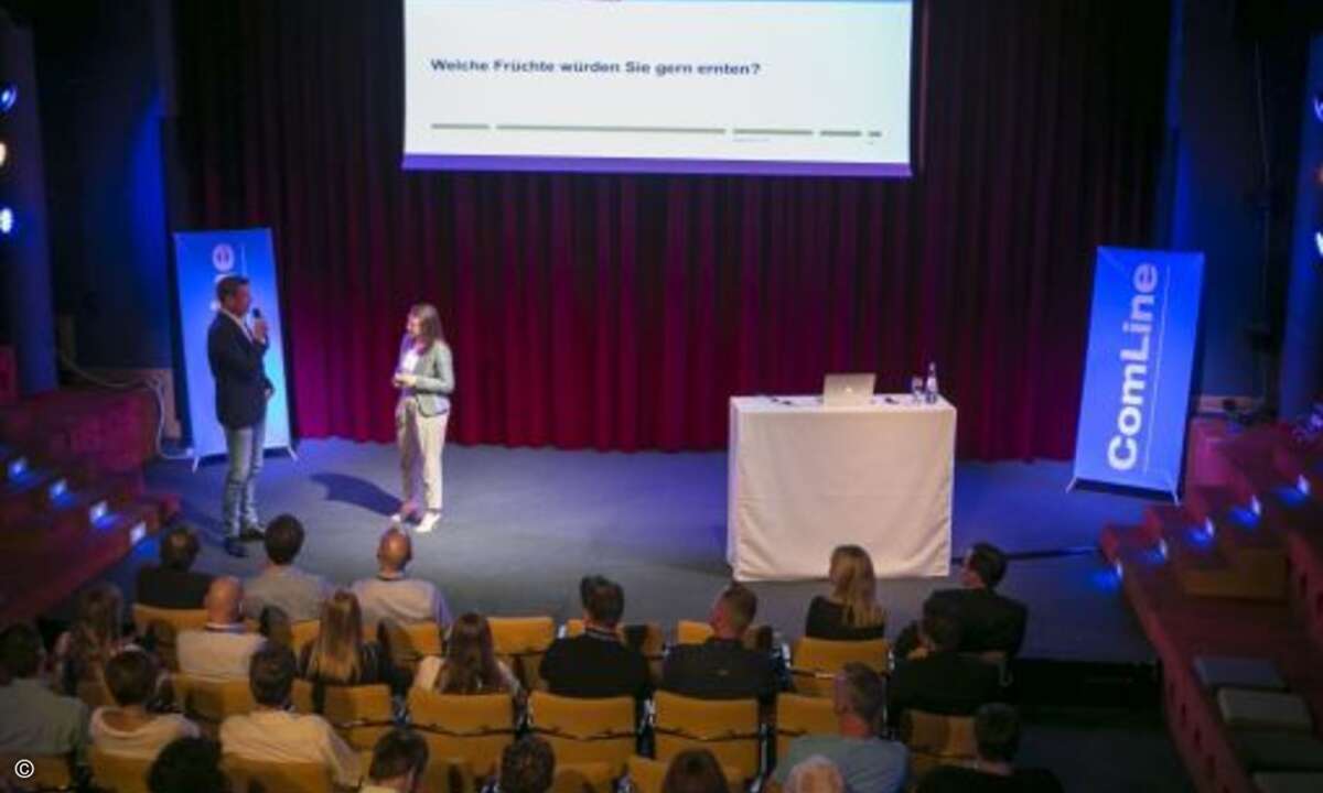 Harald Rapp, Geschäftsführer von Comline mit Frau Dr. Nicole Riemer, osb international Consulting AG über Veränderungsprozesse (Bild: Nona Arabuli)