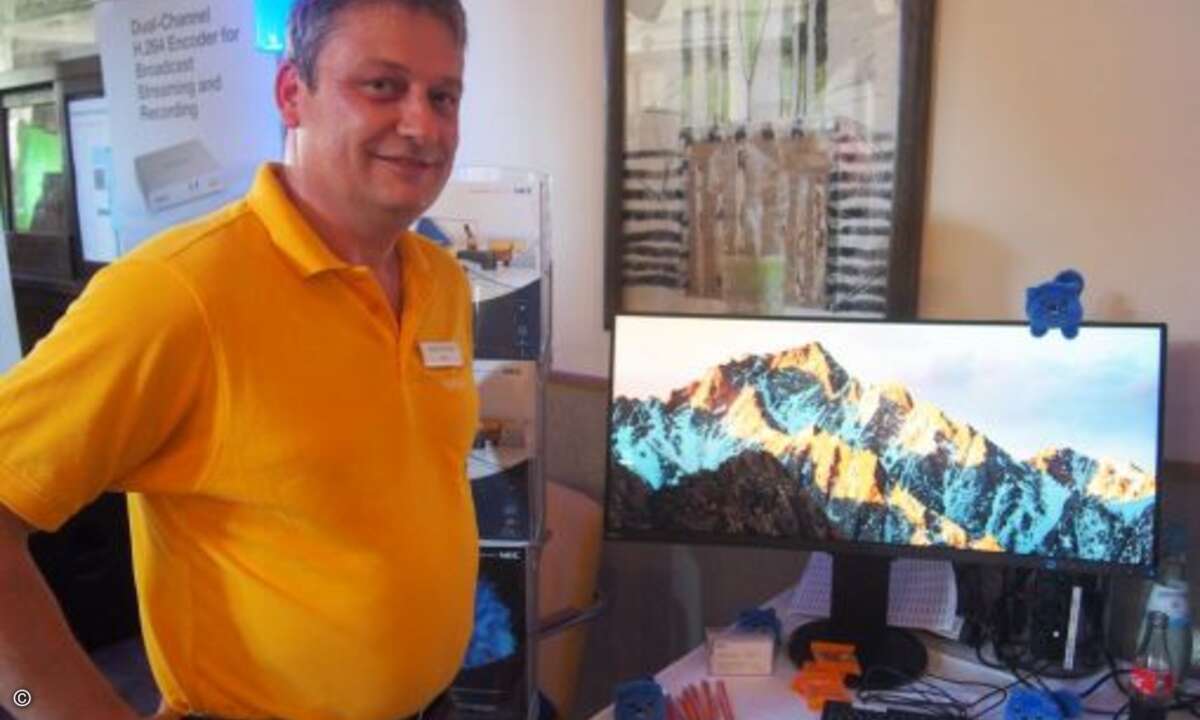 Curved und Large Format Displays sind in: Die neuesten Monitore von NEC dazu zeigte Markus Cornely auf der Messe (Bild:CRN)